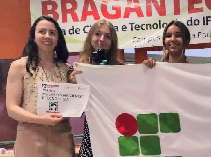Katherine Bilsland Marchesan e Luiza Rodrigues de Souza recebendo o prêmio: Mulheres na Ciência e Tecnologia na Bragantec