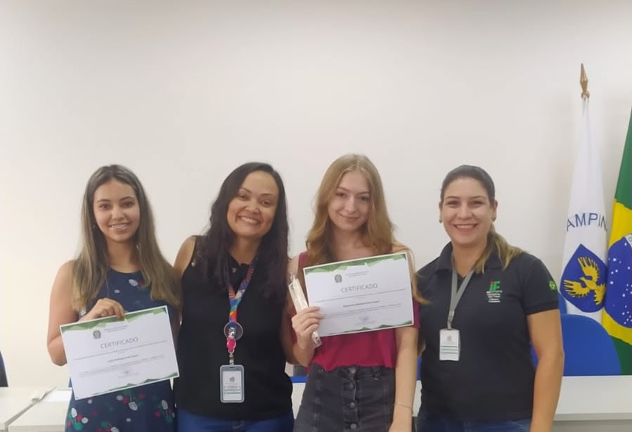 Luiza Rodrigues de Souza e Katherine Bilsland Marchesan recebendo o prêmio: 1° Lugar na SNCT 2023