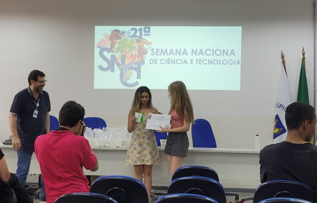 Luiza Rodrigues de Souza e Katherine Bilsland Marchesan recebendo o prêmio: 1° Lugar na SNCT 2024